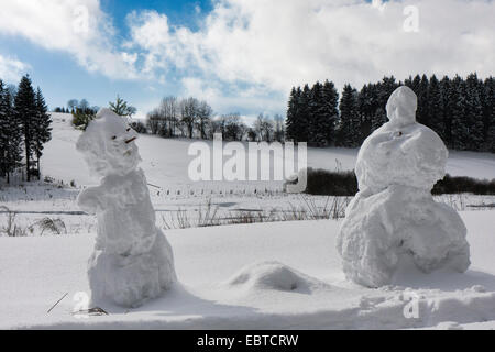 Schnee-Männer im Schnee Landschaft, Belgien, Ardennen, Erinnerungsbild Stockfoto