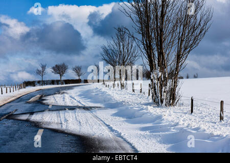 Schneewehe auf Landstraße, Belgien, Ardennen Stockfoto