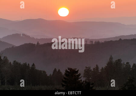 Blick vom Kahler Asten bis Sonnenuntergang, Deutschland, Nordrhein-Westfalen, Sauerland Stockfoto