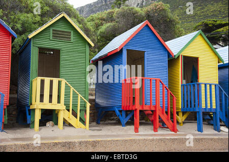 bunte Badekabinen am Strand des Vororts Muizenberg, Südafrika, Western Cape, Kapstadt Stockfoto