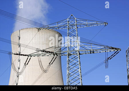 Strommast vor zwei drohenden Kühltürme des Kernkraftwerks Grohnde, Deutschland, Niedersachsen, Grohnde Stockfoto