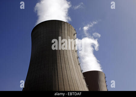 zwei sich abzeichnende Kühltürme des Kernkraftwerks Pflanzen Grohnde, Deutschland, Niedersachsen, Grohnde Stockfoto