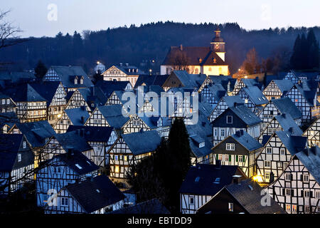 Altstadt mit historischen Fachwerkhäusern im Abendlicht, Germany, North Rhine-Westphalia, Freudenberg Stockfoto