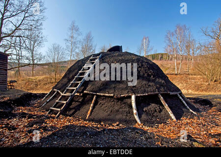 Holzkohle-Haufen, Netphen, Walpersdorf, North Rhine-Westphalia, Deutschland Stockfoto