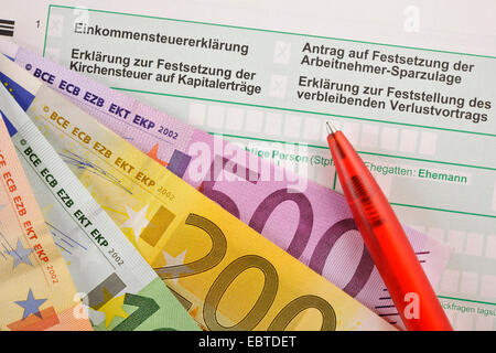 Euro-Scheine auf Einkommensteuererklärung Stockfoto