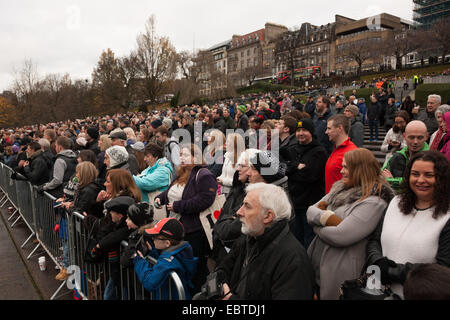 Edinburgh, Schottland. 4. Dezember 2014. Menschenmengen säumen die Straßen an der Verbindungsstelle der Pakt Veranstaltung nie trinken und fahren-Kampagne zu unterstützen. Kundenansturm in den Princes Street Gardens. Bildnachweis: Aktion Plus Sport/Alamy Live-Nachrichten Stockfoto