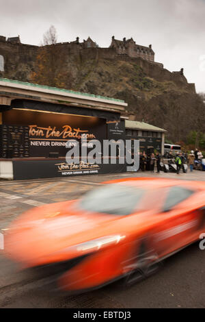 Edinburgh, Schottland. 4. Dezember 2014. Beitreten Sie der Pakt-Veranstaltung Unterstützung nie trinken und fahren Kampagne. Jenson Button Rennen vorbei an der Ross Bandstand in den Princes Street Gardens. Edinburgh Castle blickt auf. Bildnachweis: Aktion Plus Sport/Alamy Live-Nachrichten Stockfoto