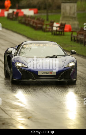 Edinburgh, Schottland. 4. Dezember 2014. Beitreten Sie der Pakt-Veranstaltung Unterstützung nie trinken und fahren Kampagne. Kevin Magnussen Rennen zurück in Richtung Ross Bandstand. Bildnachweis: Aktion Plus Sport/Alamy Live-Nachrichten Stockfoto