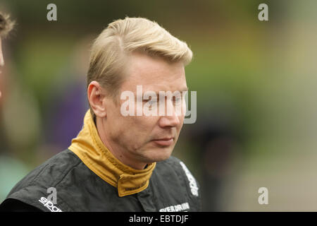 Edinburgh, Schottland. 4. Dezember 2014. Beitreten Sie der Pakt-Veranstaltung Unterstützung nie trinken und fahren Kampagne. Mika Häkkinen bereitet sich auf seine Fahrt entlang der Princes Street Gardens. Bildnachweis: Aktion Plus Sport/Alamy Live-Nachrichten Stockfoto