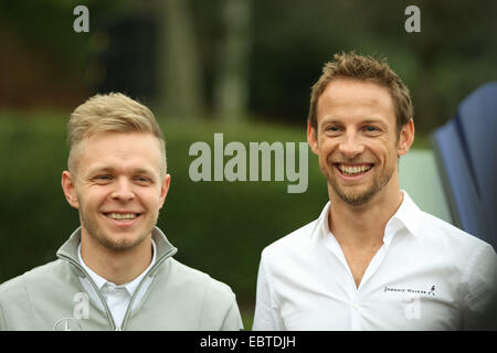 Edinburgh, Schottland. 4. Dezember 2014. Beitreten Sie der Pakt-Veranstaltung Unterstützung nie trinken und fahren Kampagne. Lächelnde Kevin Magnussen und Jenson Button. Bildnachweis: Aktion Plus Sport/Alamy Live-Nachrichten Stockfoto