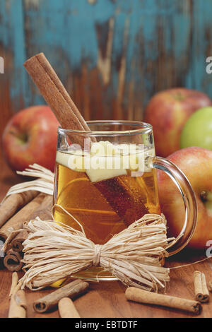 Gewürzten Apfelwein. Winter-Getränk mit Äpfeln und Gewürzen auf rustikalen Holz. . Eine Makroaufnahme mit geringen Schärfentiefe. Stockfoto