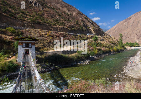 Eiserne Hängebrücke zum Tachog Lhakhang Dzong befindet sich auf dem Weg nach Paro-Tal, Bhutan Stockfoto