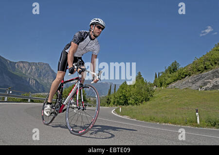 Biker auf einer Bergstraße am Gardasee, Italien Stockfoto