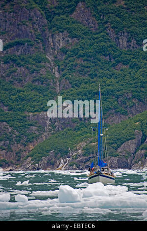 Segelyacht in Tracy Arm unter den Eisschollen, Juneau, Alaska, USA und Tongass National Forest Stockfoto