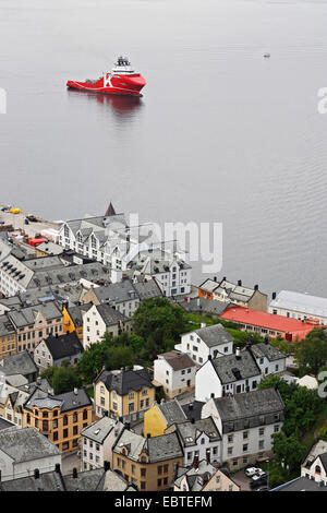 Schiff in der Nähe der Stadt, Norwegen Alesund Stockfoto