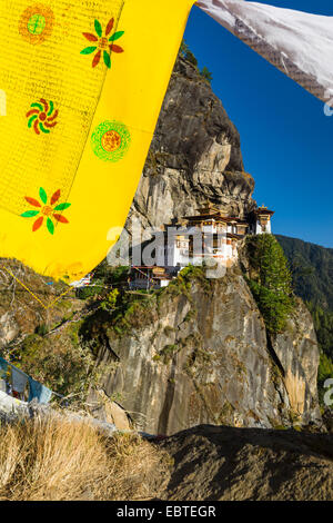 Blick auf Taktshang oder Tiger Nest durch Gebetsfahnen, Paro-Tal, Bhutan Stockfoto