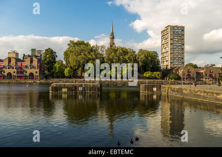 Shadwell Basin war Teil der London Docks in Wapping. Es ist jetzt eine Wohnsiedlung. Stockfoto