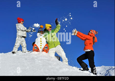 Familie machen eine Schneeballschlacht, Frankreich Stockfoto