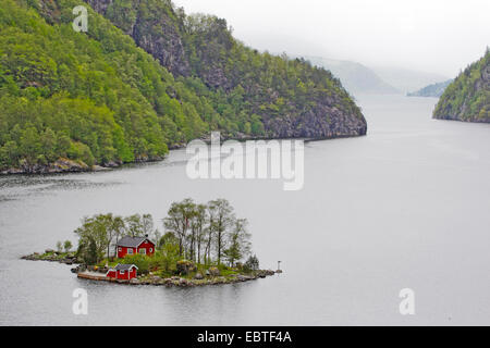 Holzhaus auf Insel in Lovrafjord, Norwegen Stockfoto