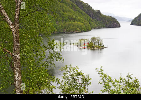 Holzhaus auf Insel in Lovrafjord, Norwegen Stockfoto