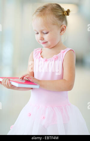 kleines Mädchen im rosa Kleid Stockfoto