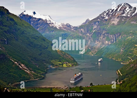 Geirangerfjord mit Kreuzfahrtschiffen, Norwegen Stockfoto