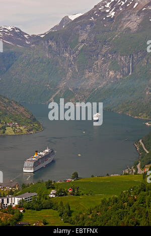 Geirangerfjord mit Kreuzfahrtschiffen, Norwegen Stockfoto