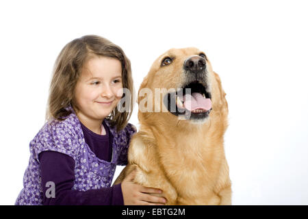 kleines Mädchen knutschen mit einem Mischling Hund Stockfoto