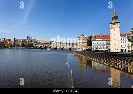 Moldau, Tschechien, Prag, Karlsbrücke und Prager Burg Hradschin Stockfoto