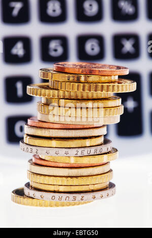 Stapel von Münzen des Euro-Cent mit Desktop-Rechner Stockfoto