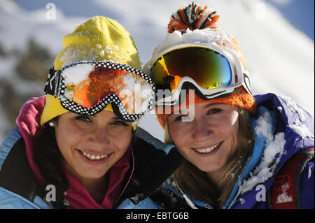 zwei Mädchen im Teenageralter mit Ski Brille am Wintersport, Frankreich Stockfoto