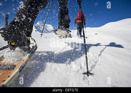 zwei Wanderer auf Schneeschuhen in eine verschneite Berglandschaft, Österreich Stockfoto