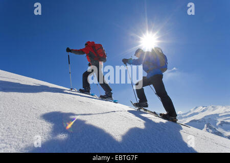 zwei Wanderer auf Schneeschuhen in eine verschneite Berglandschaft, Österreich Stockfoto