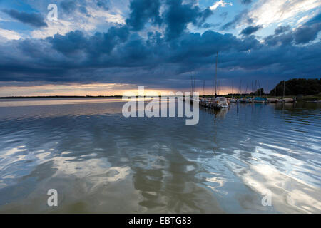 Gewitterwolken über den Bodden, Deutschland, Mecklenburg-Vorpommern, Wustrow Stockfoto