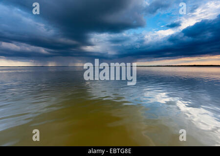 Gewitterwolken über den Bodden, Deutschland, Mecklenburg-Vorpommern, Wustrow Stockfoto