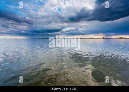 Gewitterwolken über den Bodden, Deutschland, Mecklenburg-Vorpommern, Wustrow Stockfoto