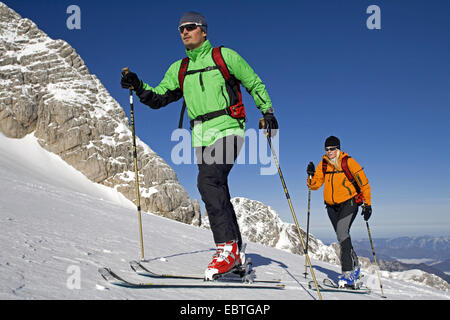 zwei ski-Wanderer in den Alpen, Österreich Stockfoto