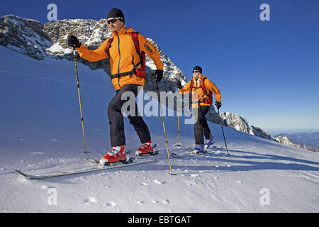 zwei ski-Wanderer in den Alpen, Österreich Stockfoto