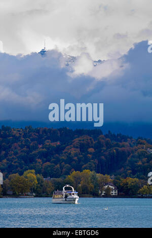 Ausflugsschiff auf dem Vierwaldstättersee, Rigi-Kulm im Hintergrund, der Schweiz, Luzern Stockfoto