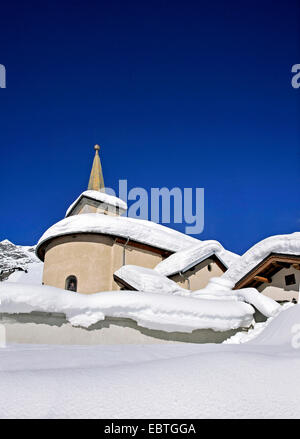 verschneite Kirche, Frankreich, Savoyen, Champagny En Vanoise Stockfoto