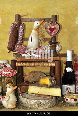 Spezialität Käse und Wurst, Lebensmittel aus Alpen, Frankreich Stockfoto