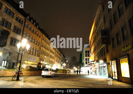 Blick durch die shopping-Meile in der nächtlichen Beleuchtung, Deutschland, Bayern, Franken, Franken, Nürnberg Stockfoto