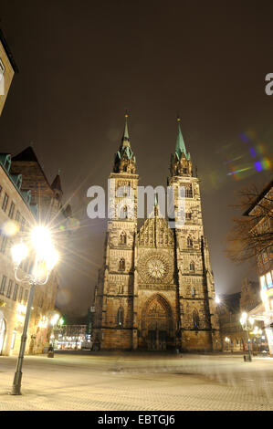 Vorplatz und Vorderseite des St. Lorenz in der nächtlichen Beleuchtung, Deutschland, Bayern, Franken, Franken, Nürnberg Stockfoto