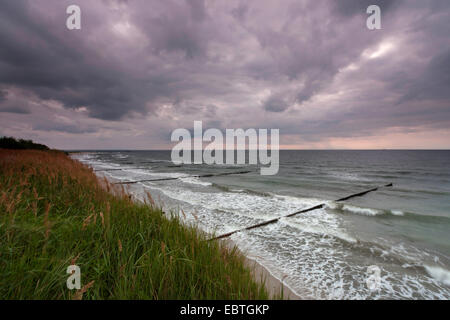 Regenwolken über Ostsee, Deutschland, Mecklenburg-Vorpommern, Wustrow Stockfoto