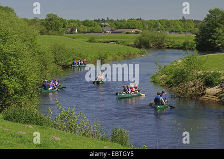 Kanuten auf dem Fluss Hunte, Deutschland, Niedersachsen, Oldenburger Land Stockfoto