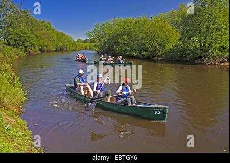 Kanuten auf dem Fluss Hunte, Deutschland, Niedersachsen, Oldenburger Land Stockfoto