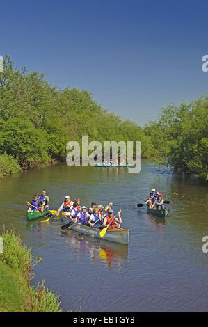 Kanuten auf dem Fluss Hunte, Deutschland, Niedersachsen, Oldenburger Land Stockfoto