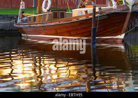 Zeesenboot im Hafen, Deutschland, Mecklenburg-Vorpommern, Wustrow Stockfoto