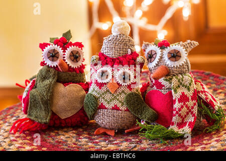 Weihnachtsschmuck in den Formen der Eulen. Stockfoto