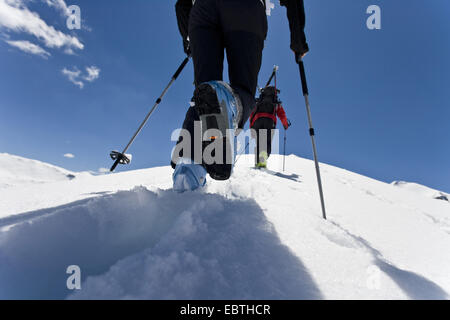 zwei Skifahrer einen schneebedeckten Berg-Kamm, Österreich, Großglockner Klettern Stockfoto